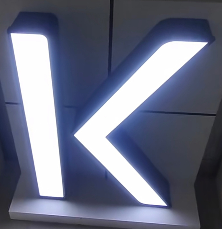 Niebieski i biały płeksyglowy panel Niebieski znak Zmiana koloru Akrylowy do użytku nocnego